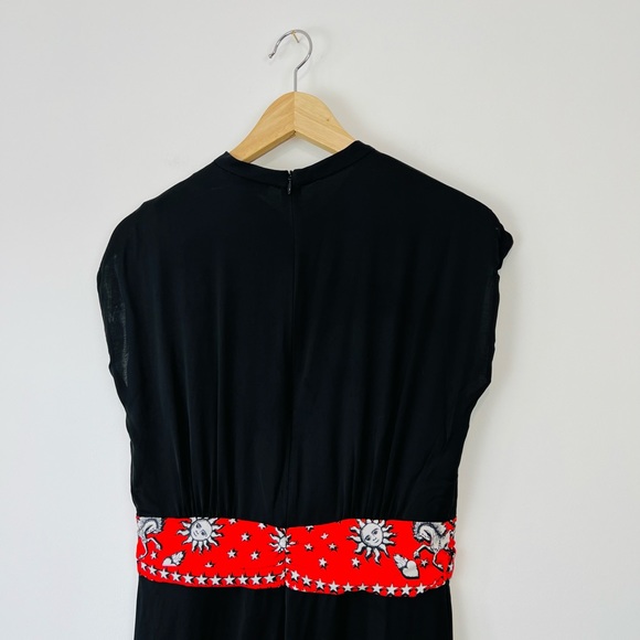 Sandro Black and Red Pleated Cap Sleeve Horoscope Graphic Belted Dress UK S - Picture 8 of 14